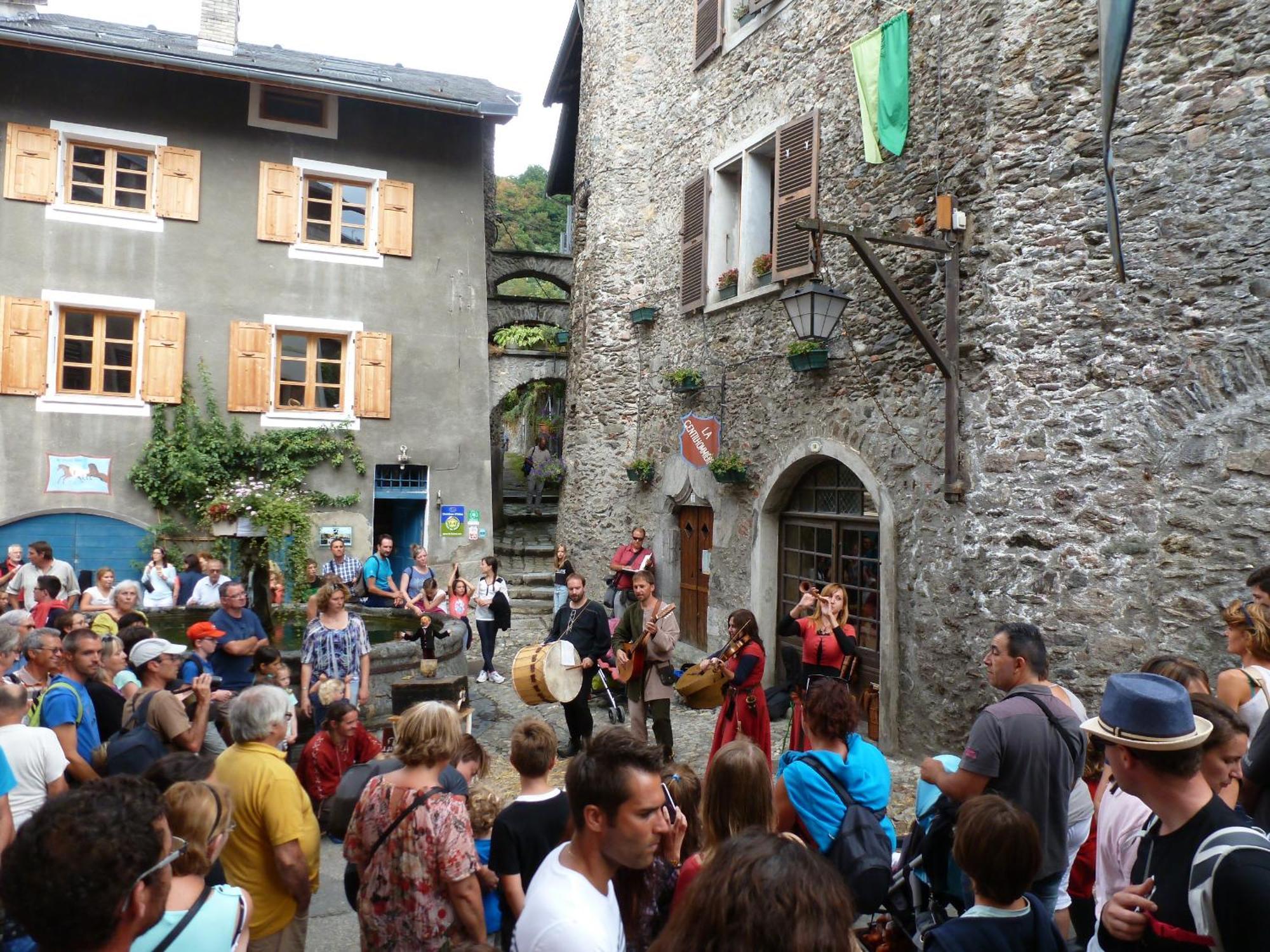 Au Cheval Blanc - appartements et chambres d'hôtes Albertville Exterior foto