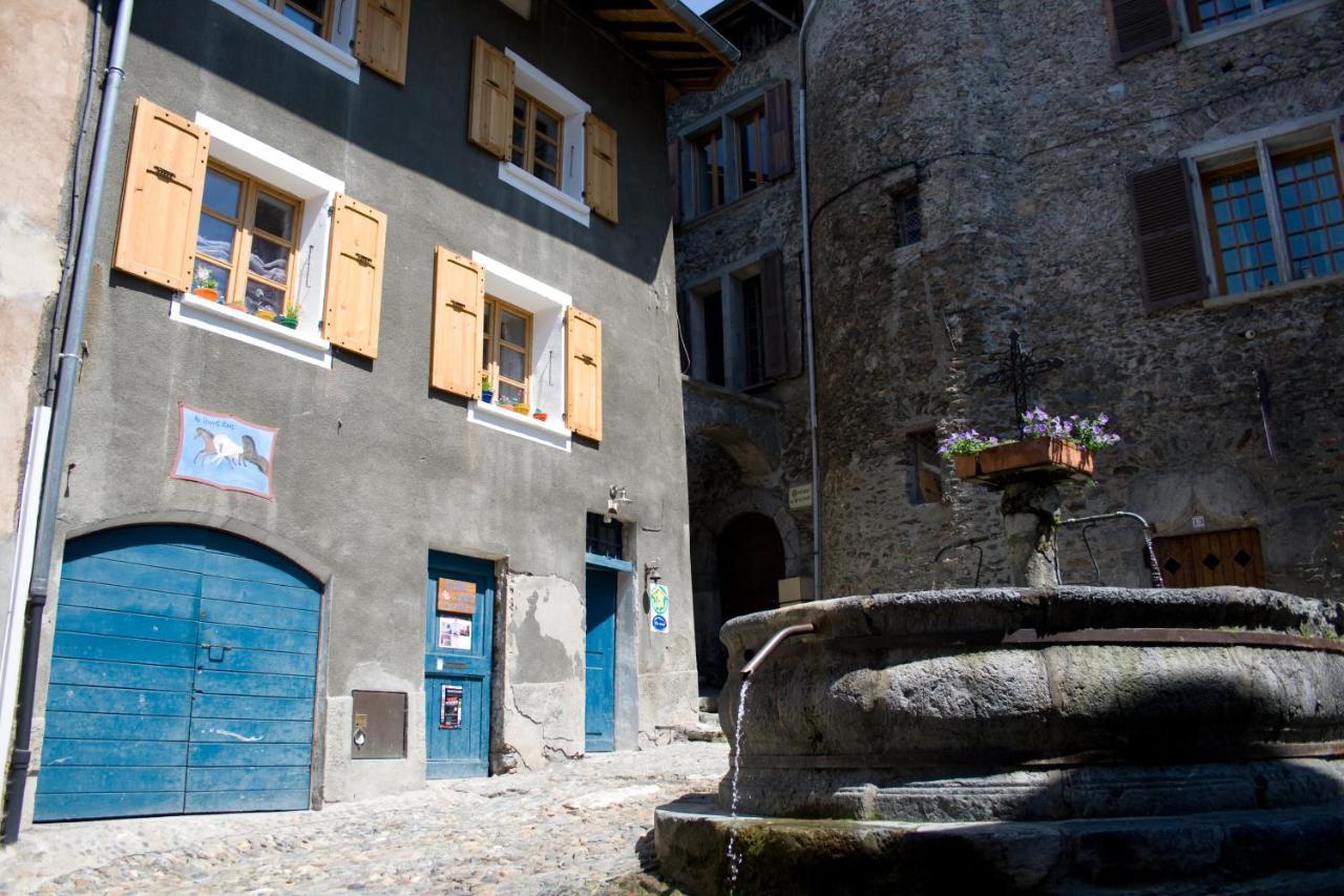 Au Cheval Blanc - appartements et chambres d'hôtes Albertville Exterior foto