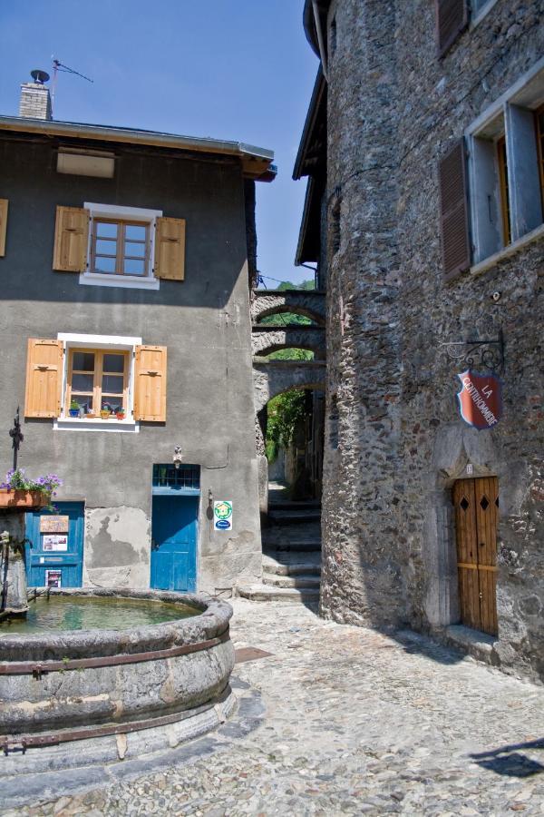 Au Cheval Blanc - appartements et chambres d'hôtes Albertville Exterior foto